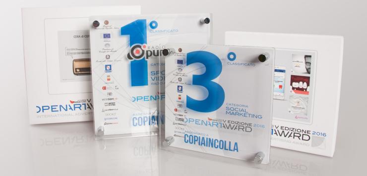 Un'immagine dei due premi assegnati a copiaincolla da Open Art.