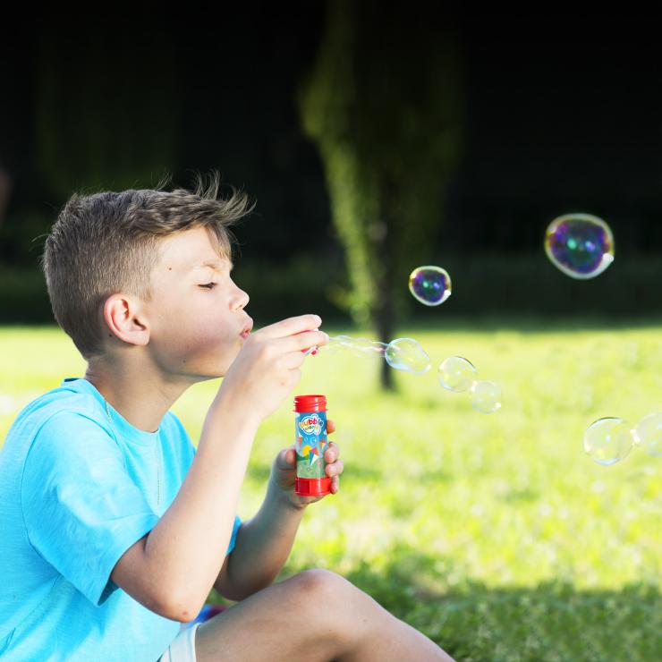 copiaincolla e Dulcop soffiano insieme le bolle di sapone Bubble World