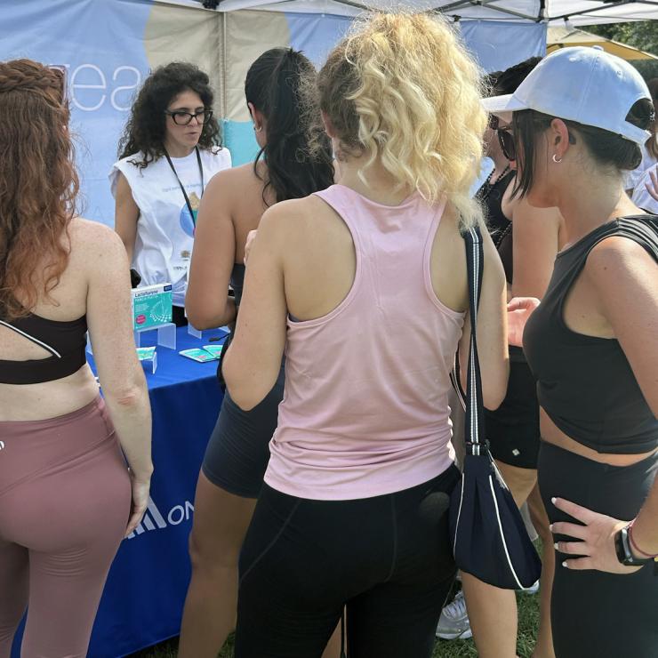 persone che testano i prodotti lactoflorene allo stand - copiaincolla