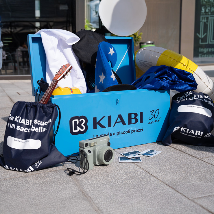 Baule con pallone da calcio, camice da medico, pennelli Kiabi - copiaincolla