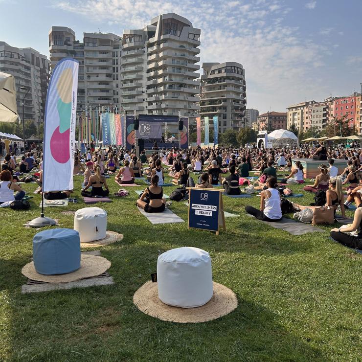 evento con persone che fanno yoga firmato Lactoflorene - copiaincolla
