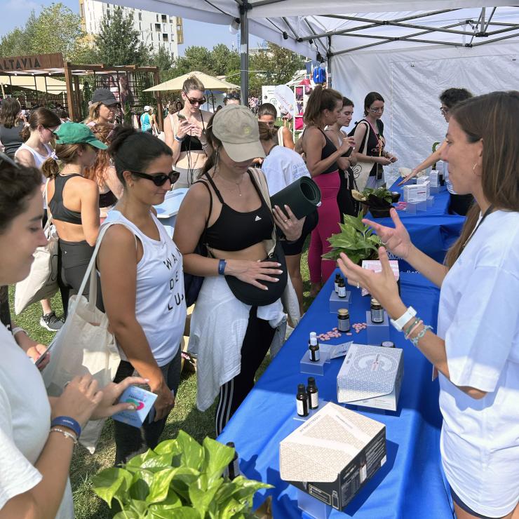 persone che asoltano presentazione prodotti lactoflorene allo stand - copiaincolla