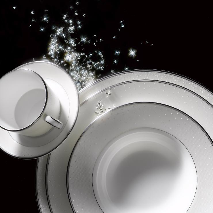 Un dettaglio del cartello vetrina realizzato per Royal Doulton.